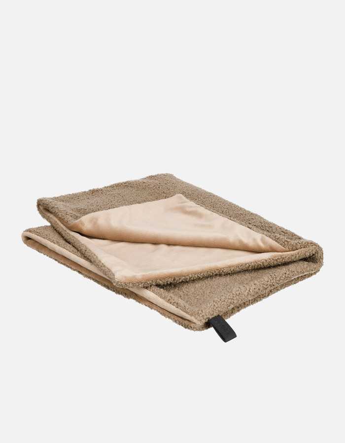 Machine-washable cozy pet blanket for easy care