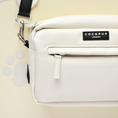 将图像载入图库浏览器、 White dog walking bag
